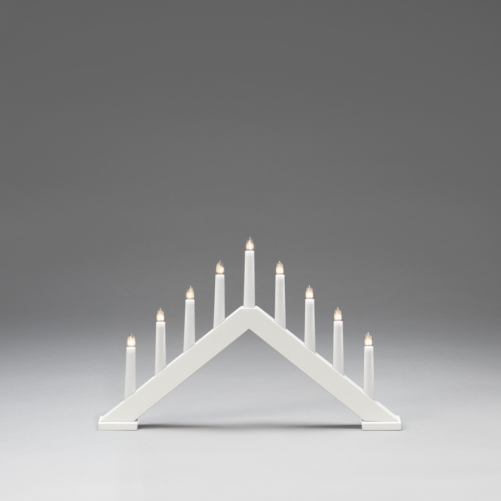 Candelabra 9 Lights Matt hvit Fra Konstsmide - Gi hjemmet ditt en tidl&oslash;s og stilig julef&oslash;lelse med denne elegante adventslysestaken i hvitlakkert tre.