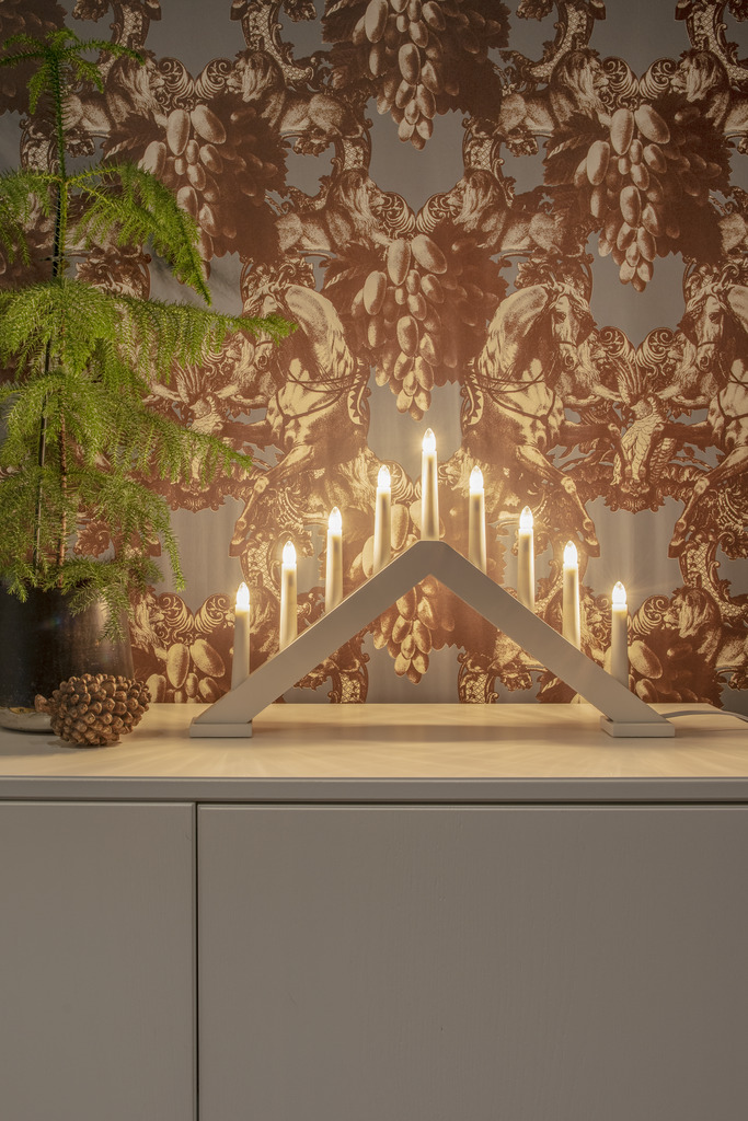 Candelabra 9 Lights Matt hvit Fra Konstsmide - Gi hjemmet ditt en tidl&oslash;s og stilig julef&oslash;lelse med denne elegante adventslysestaken i hvitlakkert tre.