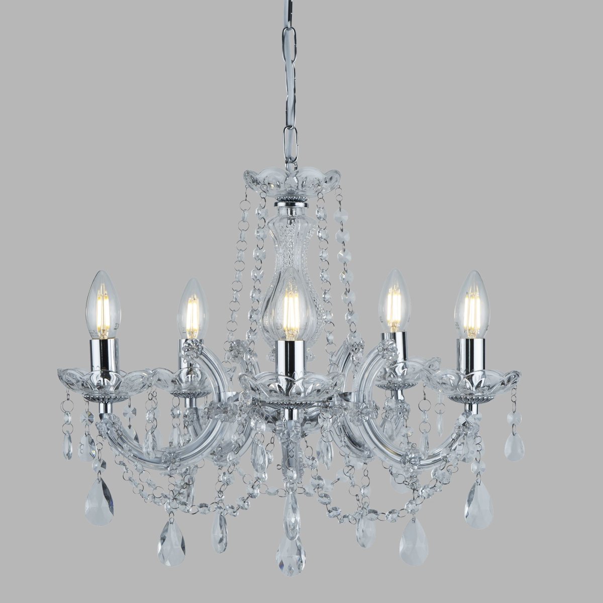 Marie Therese Ø48 Krom Taklampe Fra Searchlight - Det tradisjonelle designet med en moderne vri er luksuriøst dekorert med akryldråper, vridde armer og glassdetaljer som skaper et glamorøst fokuspunkt i ethvert interiør.