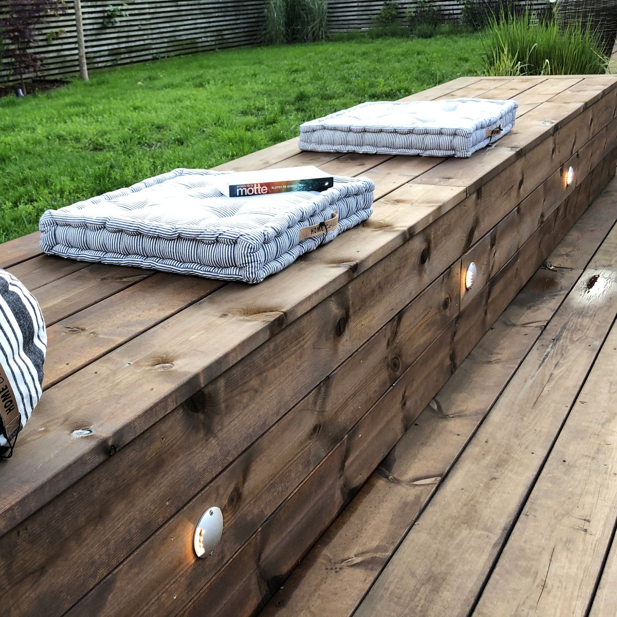 Zenit Duo Sølv Fra Lightson - &nbsp;Et fleksibelt og rimelig 12-voltssystem&nbsp;(sikker svakstrøm) for hagen din, som du enkelt installerer selv og senere kan bygge på, opptil 50 meter, hvis du vil.