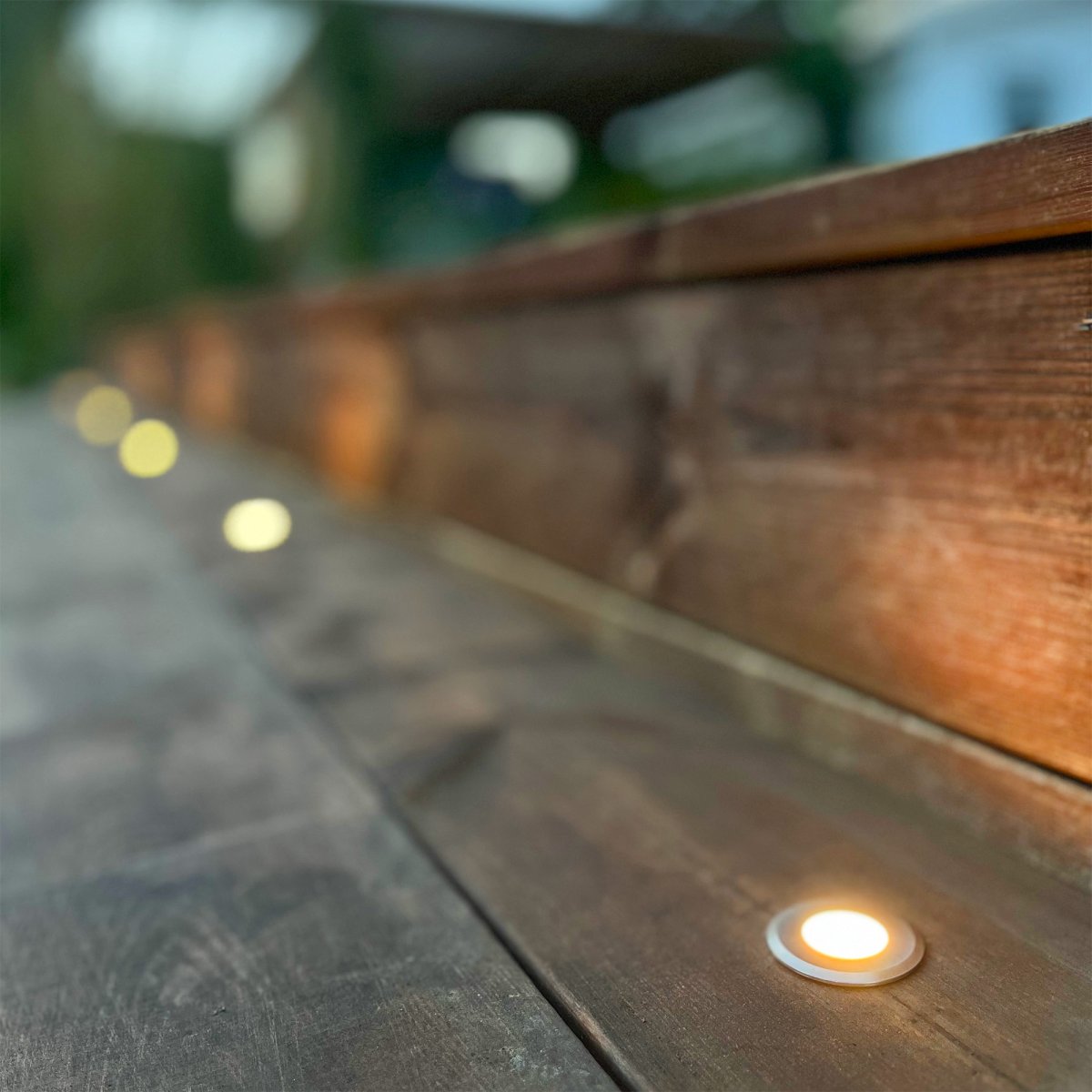 Dexter 10 Sølv Fra Lightson - P&aring; en brygge eller langs en korridor, kan du skape en myk str&oslash;m av lys mens lyset viser vei.