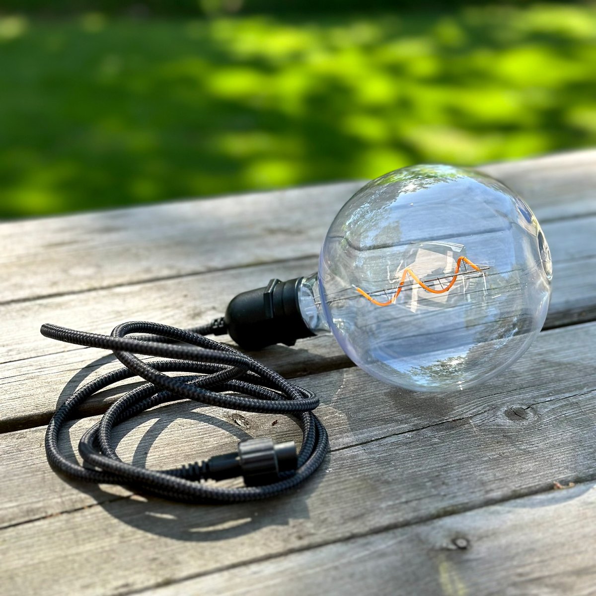 Deco bulb XL Gjennomsiktig Fra Lightson - Denne dekorasjonspæren med gjennomsiktig værbestandig kopp i XL-format (12cm) passer perfekt til Gravity-pendelen, men også til festløkken Cozy.