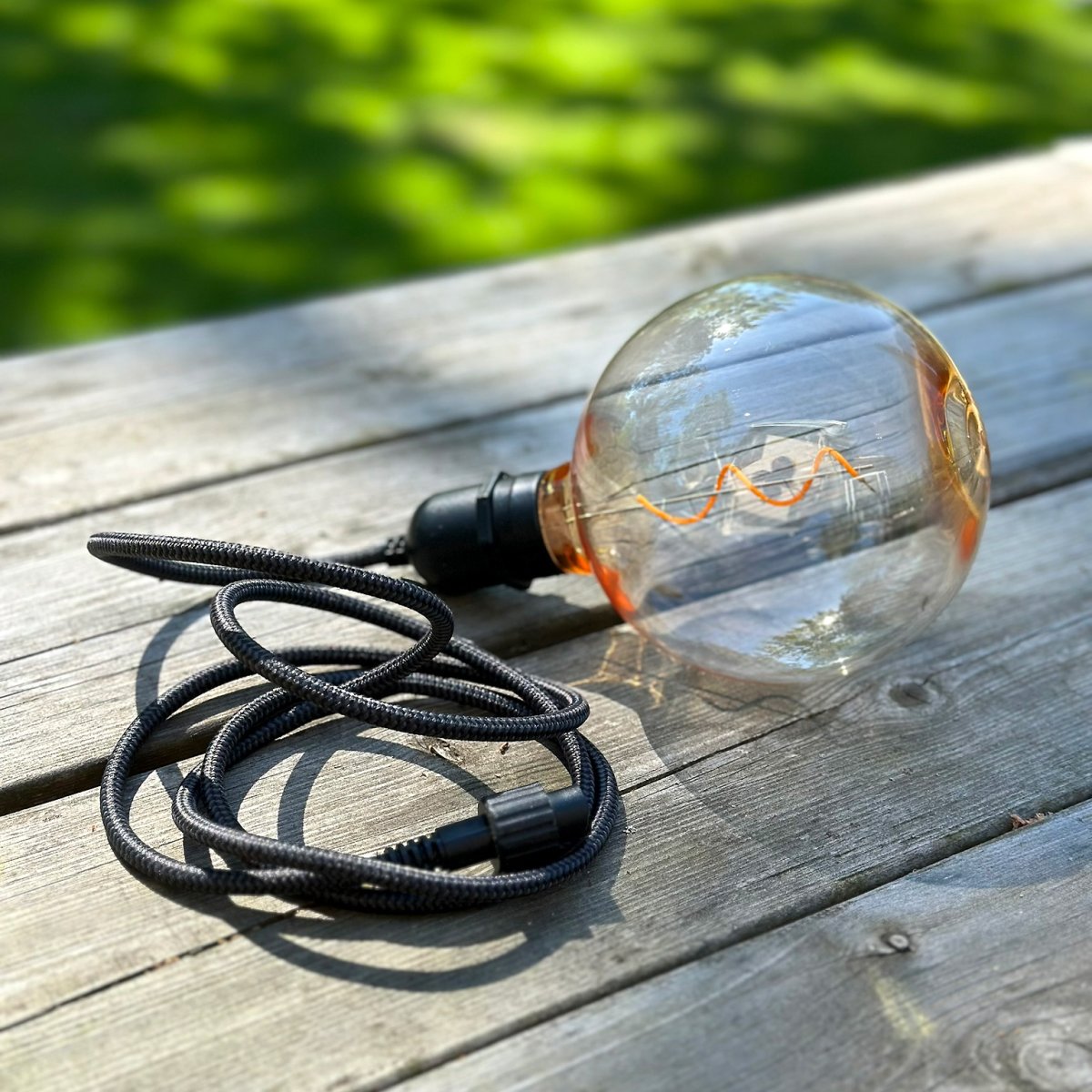 Deco bulb XL Årgang Fra Lightson - Denne Deco-pæren med kobberfarget verdikopp i XL-format (12cm) passer perfekt til Gravity-pendelen, men også til festløkken Cozy.
