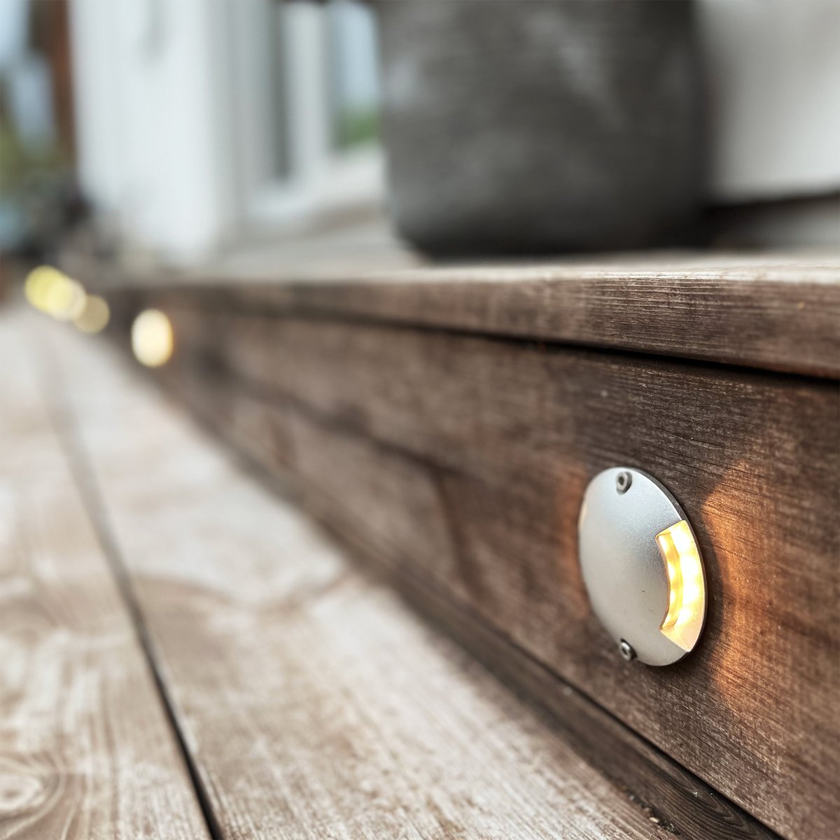 Zenit Duo Sølv Fra Lightson - &nbsp;Et fleksibelt og rimelig 12-voltssystem&nbsp;(sikker svakstrøm) for hagen din, som du enkelt installerer selv og senere kan bygge på, opptil 50 meter, hvis du vil.