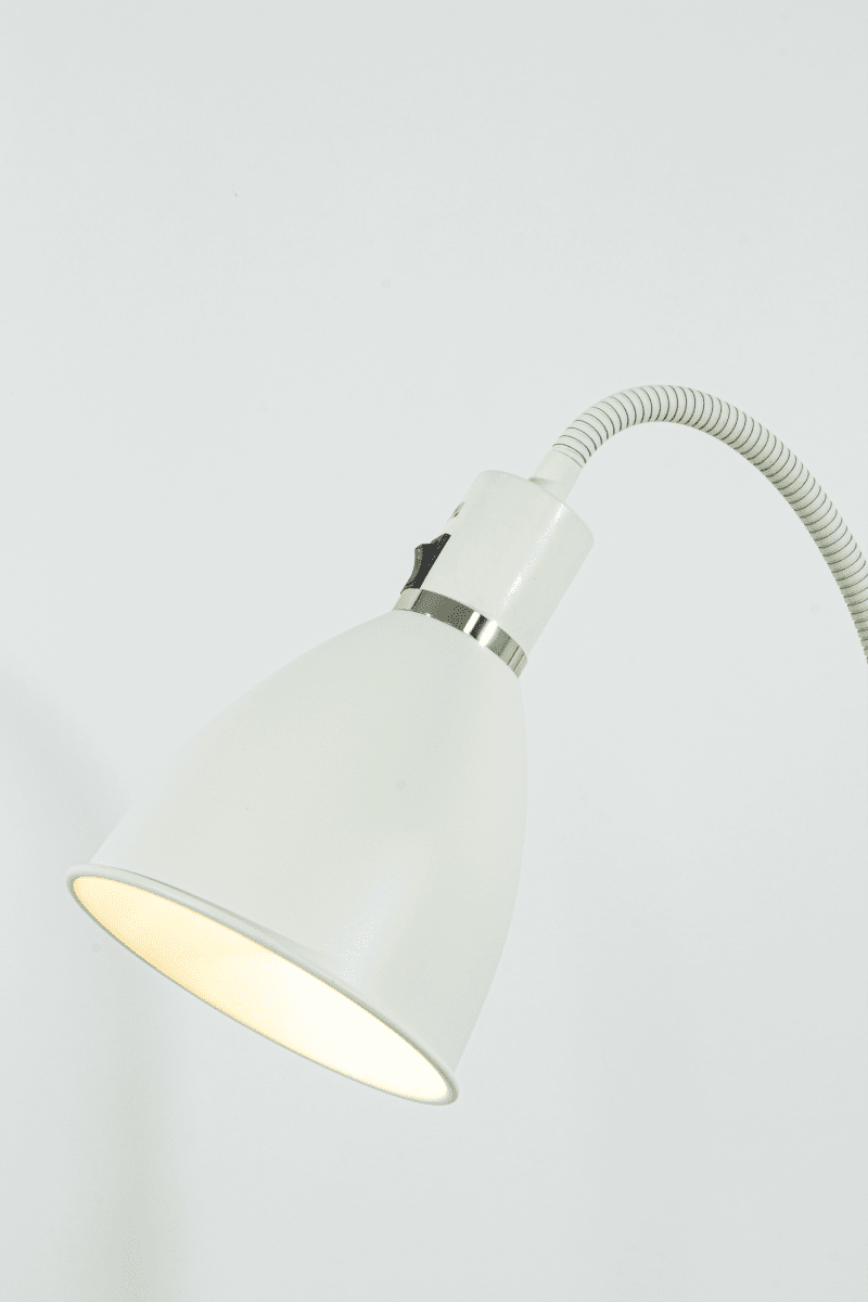 Idre 1 Hvit gulvlampe Fra Aneta Lighting - Idre er en stilig gulvlampe i matt hvitmetall med en elegant dekorativ ring i krom.