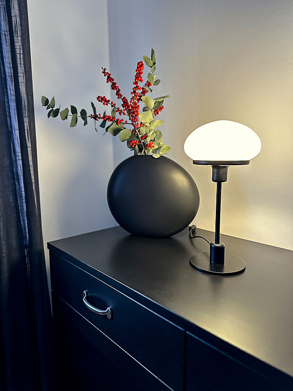 New August 36cm Svart bordlampe Fra Aneta Lighting - Ny august stilig bordlampe i klassisk modell i mer moderne design.