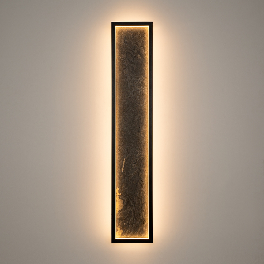 Orign 80cm Svart vegglampe Fra Maytoni - Orign er en vegglampe i metall med en elegant steinimitasjon i midten som gir et naturlig og eksklusivt inntrykk.