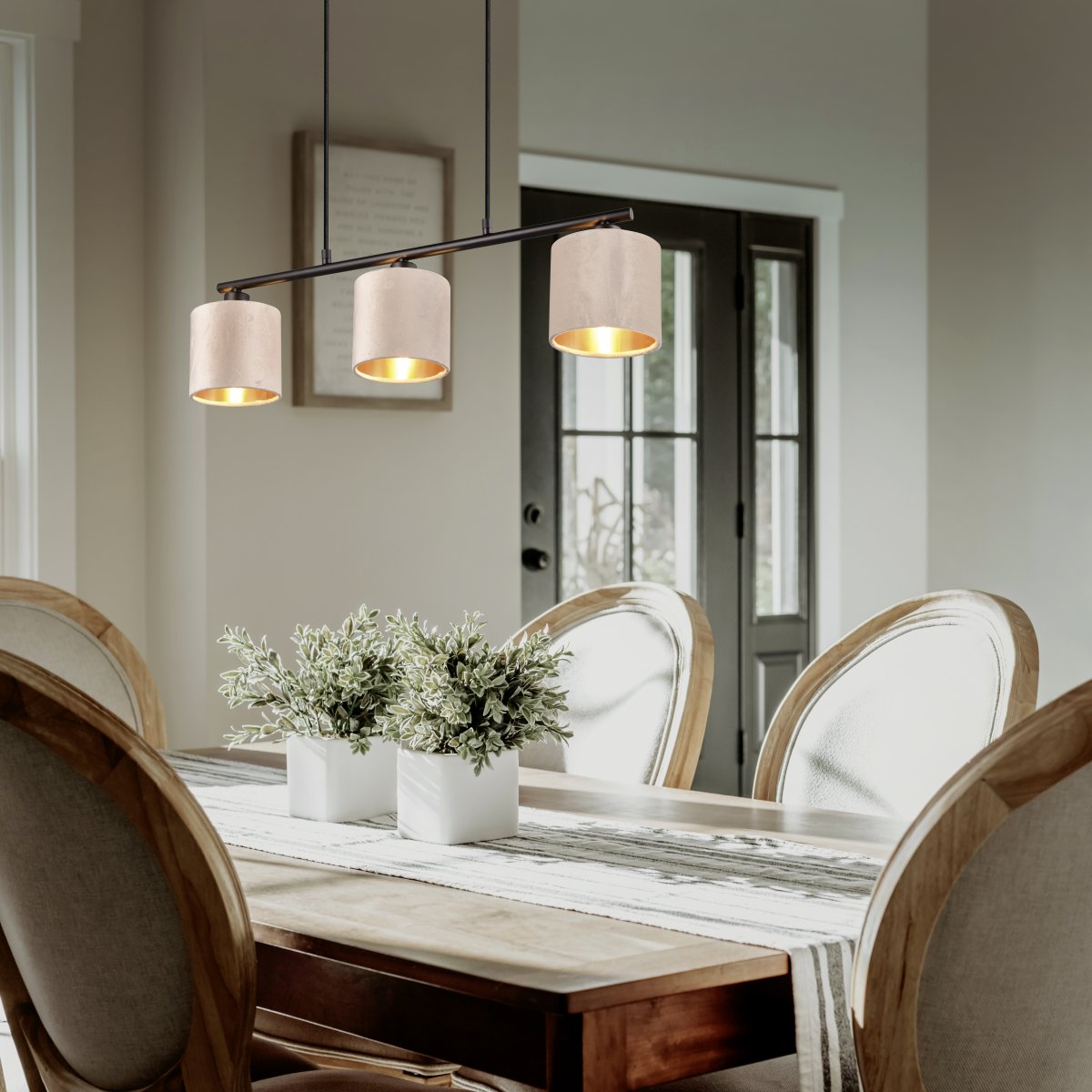 Julieta 66cm Beige Taklampe Fra Trio Lighting - Den smakfulle materialblandingen av matt sort metall og beige fløyel passer lett inn i forskjellige interiørstiler og løfter spisestuen din med et harmonisk preg.