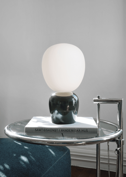 Buddy 34cm Grønn bordlampe Fra Belid - Med sin jevne gl&oslash;d og sofistikerte design blir Buddy en naturlig del av hjemmet, en f&oslash;lgesvenn som sprer lys og karakter i generasjoner fremover.