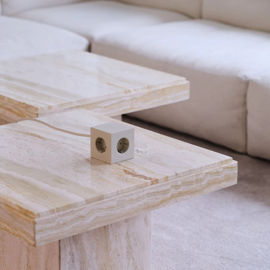 Square 1 with 30W Dual USBC & Magnetic base, 3m Sand Fra Avolt - Styreskinne fra Avolt med et stilig design med lang PVC-ledning, en kube laget av resirkulert plast og en magnetisk plate i bunnen slik at den kan henges p&aring; veggen.