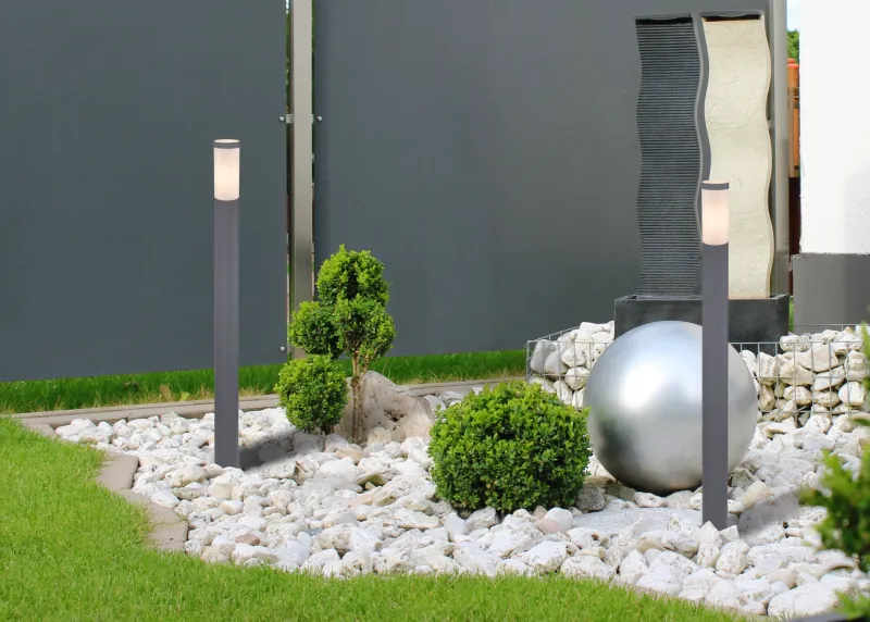 Boston 110cm Antrasitt pullerter Fra Globo Lighting - Tillverkad i rostfritt st&aring;l med en opalvit plastsk&auml;rm ger den ett mjukt och behagligt ljus.