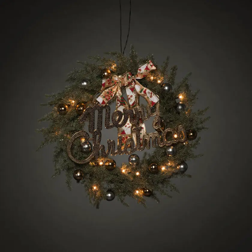 Grankrans Ø40 Grønn Fra Konstsmide - Vakker julekrans med 25 gule LED-lys, dekorative kuler, sl&oslash;yfe og teksten &laquo;God jul&raquo;.