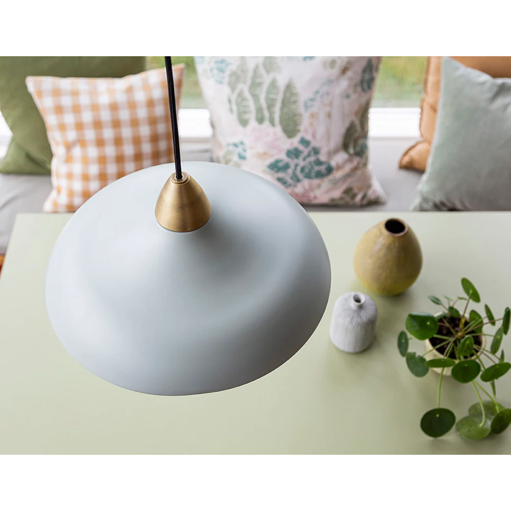Urban Wide Ø36 Lysegrønn Taklampe Fra Superliving - Forbedre hjemmet ditt med den moderne Urban Wide pendellampen, en stilig kombinasjon av matt lysegr&oslash;nn finish og elegante messingdetaljer.