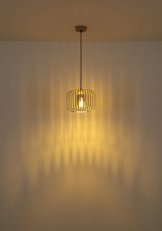 Alfred Ø28 Sand Taklampe Fra Globo Lighting - Den &auml;r tillverkad av sandf&auml;rgad matt metall och har en mjukt rundad metalln&auml;tssk&auml;rm med en inre glascylinder, som skapar ett elegant och luftigt uttryck.