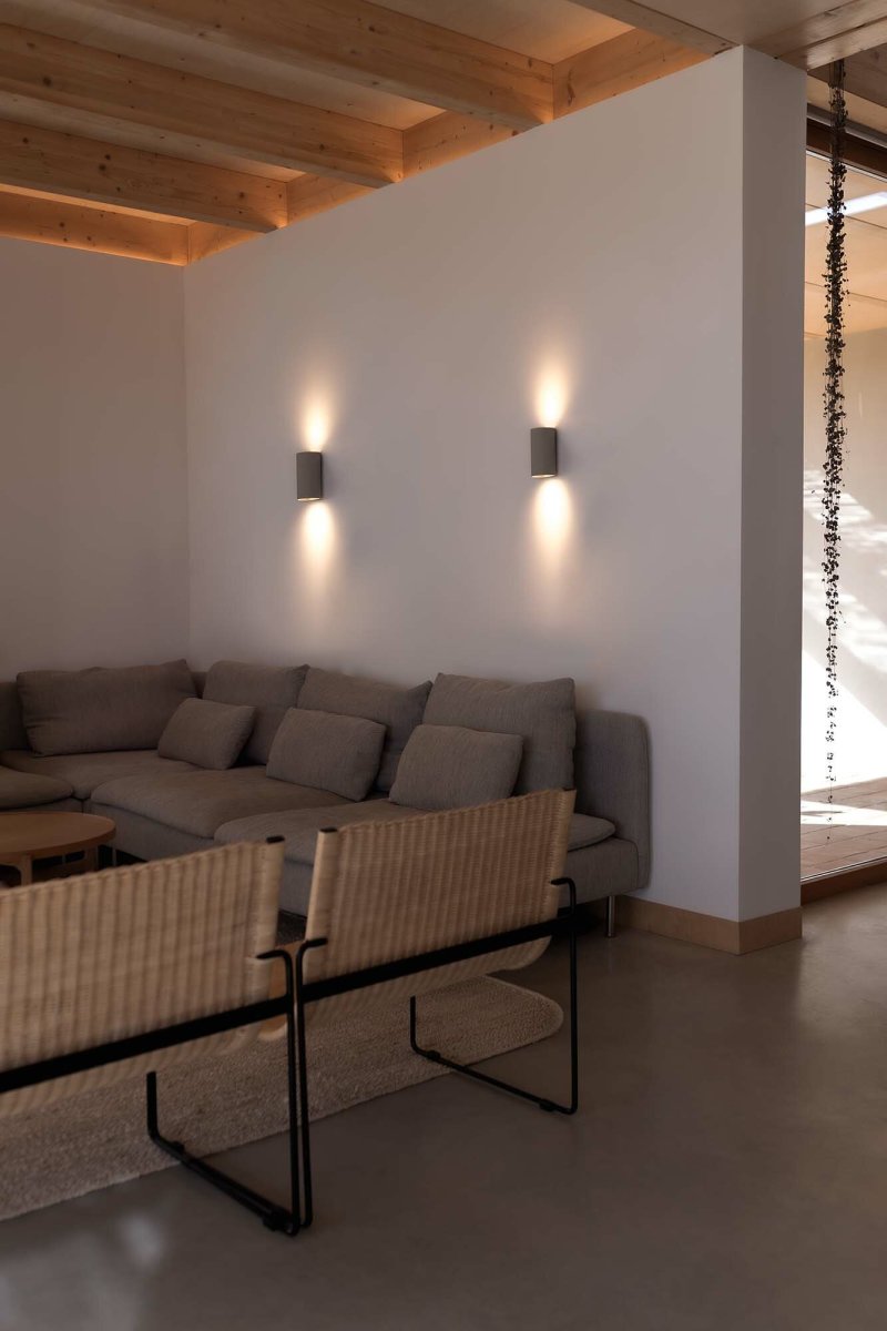 Sole 15cm Grå vegglampe Fra Faro Barcelona - Den er tilgjengelig i to st&oslash;rrelser og kan lyse i &eacute;n eller to retninger, noe som gj&oslash;r den ideell for ganger og mindre rom.