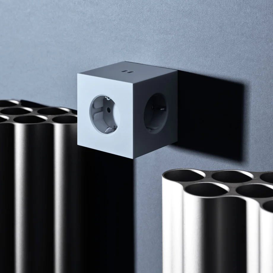 Square 2 Socket extender with 30W Dual USBC Blå Fra Avolt - Stikkontaktforlenger fra Avolt med et stilig design med en kube laget av resirkulert plast og en magnetisk plate i bunnen slik at den kan henges p&aring; veggen.