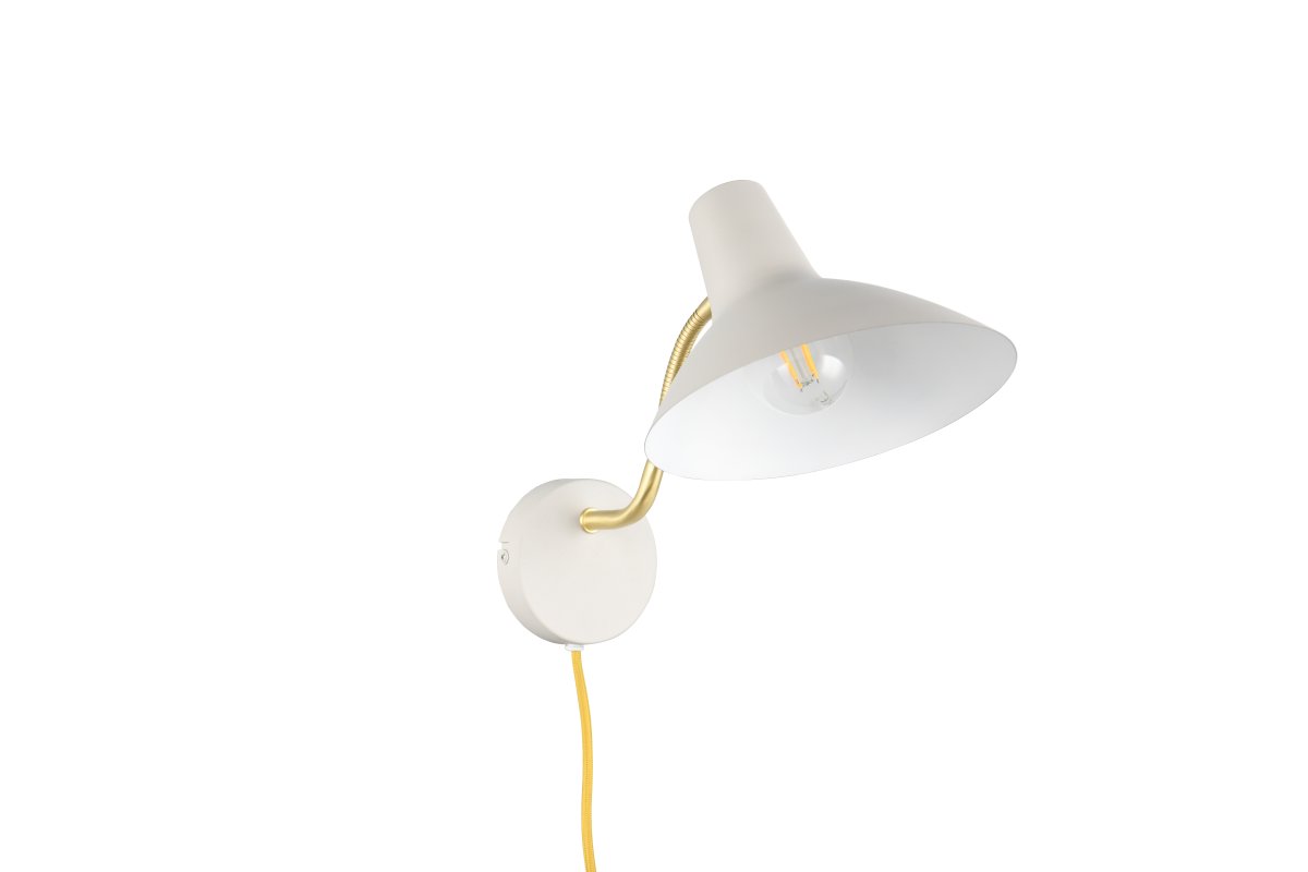 Traveller 38cm Grå vegglampe Fra Trio Lighting - Den varme gråfargen og den matte messingarmen gir et elegant uttrykk som passer inn i mange interiørstiler.