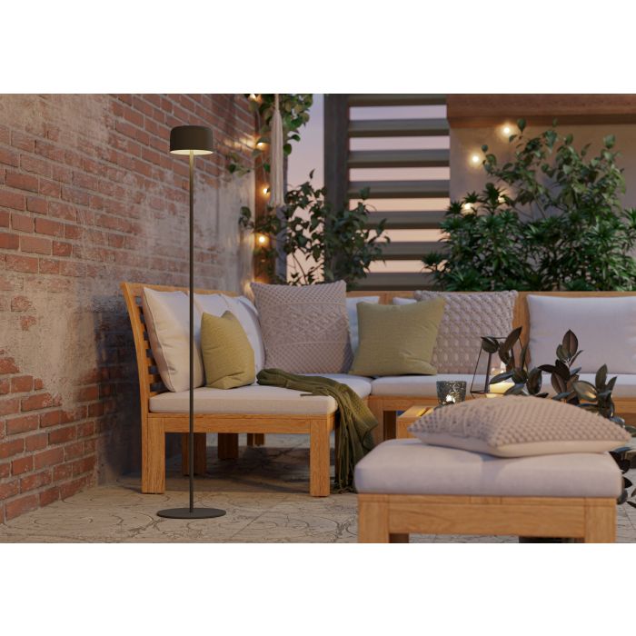 Roccanova 120cm Grønn solcellelampe Fra Eglo - Roccanova er en stilig, solcelledrevet gulvlampe som kombinerer form og funksjon for både innendørs og utendørs bruk.