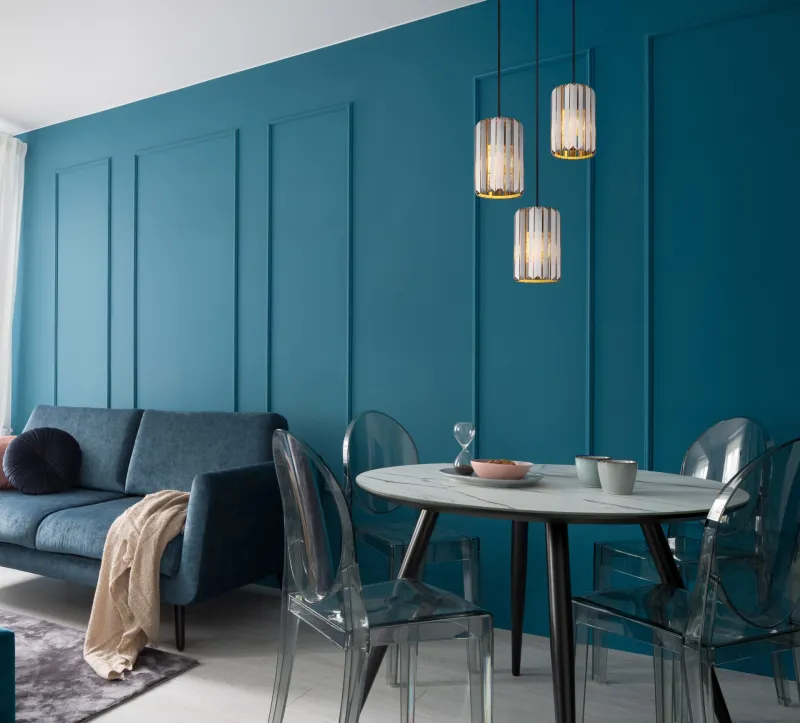 Run Ø35 Røykfarget Taklampe Fra Globo Lighting - Kombinationen av metall i tr&auml;utseende och de tre sk&auml;rmarna med r&ouml;kf&auml;rgade K5-kristaller ger en harmonisk ljusspridning och en sofistikerad k&auml;nsla.