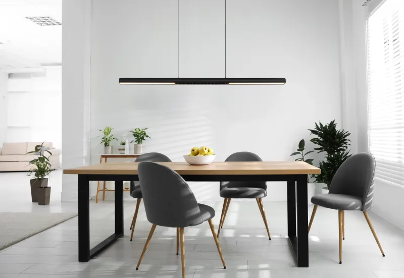 Cody 120cm Svart Taklampe Fra Globo Lighting - Lampan &auml;r tillverkad av aluminium i en mattsvart finish som ger ett elegant och tidl&ouml;st uttryck som smidigt sm&auml;lter in i olika inredningsstilar, perfekt f&ouml;r stora matbord eller k&ouml;ks&ouml;ar.
