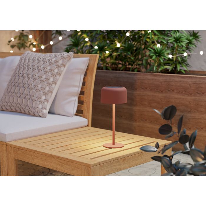 Roccanova 30cm RØD solcellelampe Fra Eglo - Roccanova er en stilig, solcelledrevet bordlampe som kombinerer form og funksjon for både innendørs og utendørs bruk.