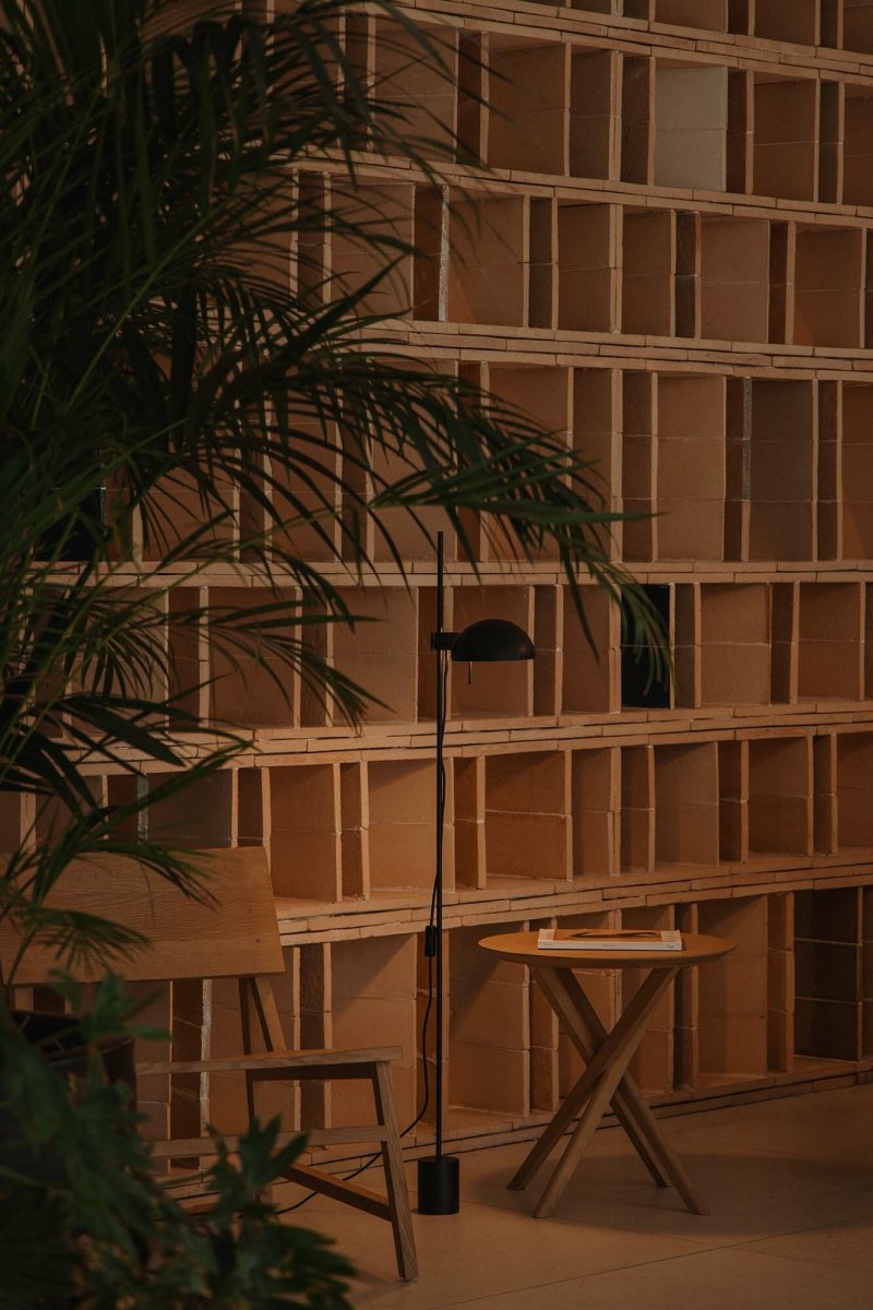 Matilda Svart gulvlampe Fra Faro Barcelona - Matilda er en svart gulvlampe i et stilig, geometrisk design som passer inn i alle typer interi&oslash;r.