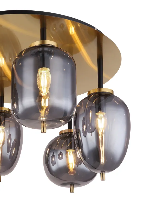 Blacky Ø63 Messing plafond Fra Globo Lighting - Lampan &auml;r utrustad med 6st r&ouml;kf&auml;rgade glaskupor i olika former, som h&auml;nger fr&aring;n taket p&aring; mattsvarta st&auml;nger f&auml;sta vid en m&auml;ssingsf&auml;rgad bas.