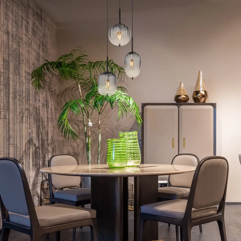 Attila Ø46 Røykfarget Taklampe Fra Globo Lighting - Tillverkad av mattsvart metall och r&ouml;kf&auml;rgat glas som &auml;r mjukt tonade, detta ger lampan ett unikt ljusspel som skapar en behaglig och sofistikerad st&auml;mning i rummet.