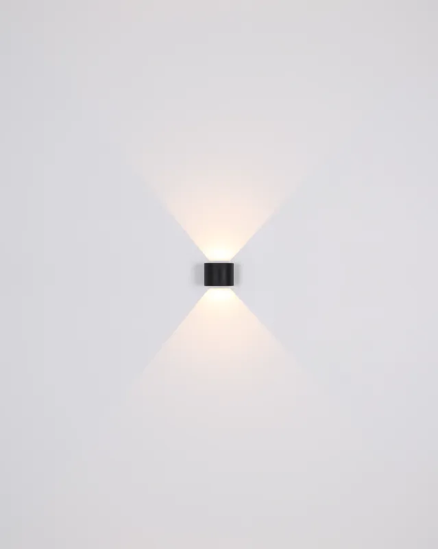 Veronika Svart utendørslampe Fra Globo Lighting - Med sin halvcirkelformade design i matt svart pressgjuten&nbsp;aluminium ger den ett elegant intryck samtidigt som den &auml;r v&auml;dert&aring;lig.