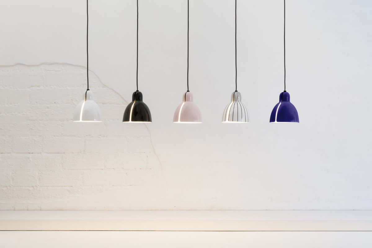 Venice Ø16 Blå Taklampe Fra Faro Barcelona - Den bl&aring; keramiske skjermen er h&aring;ndlaget i et verksted i Barcelona og passer perfekt i lampeholderen &ndash; enkel &aring; montere selv!