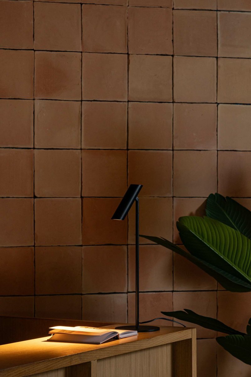 Leo 48cm Svart skrivebordslampe Fra Faro Barcelona - Leo er en svart bordlampe med integrert LED som kombinerer allsidighet med moderne design.