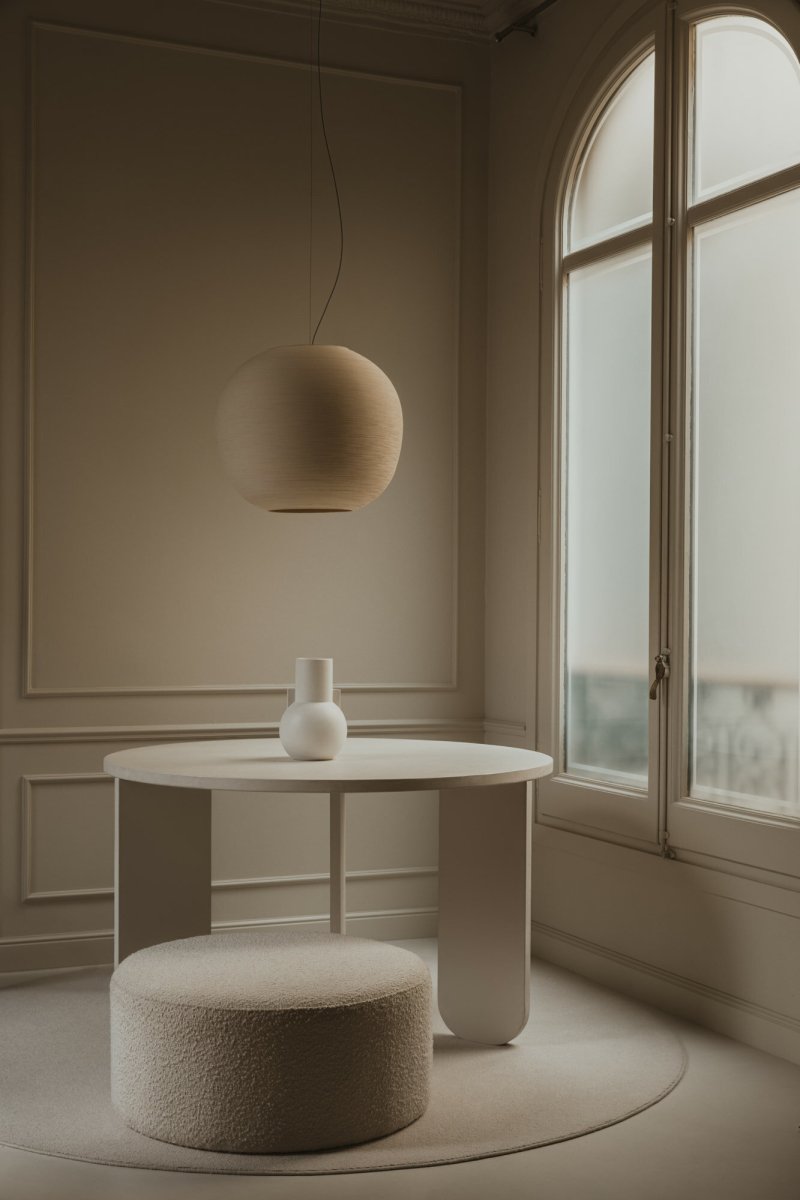 Tierra Ø50 Beige Taklampe Fra Faro Barcelona - Skjermen er laget av PLA og resirkulert furucellulose, noe som gir en levende tekstur med en h&aring;ndlaget f&oslash;lelse.