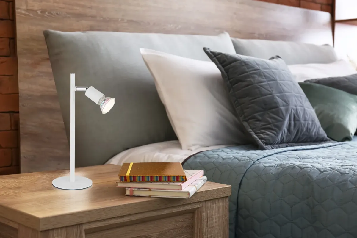 Matrix 30cm Hvit skrivebordslampe Fra Globo Lighting - Den runda basen och det raka metallr&ouml;ret i mattvitt ger ett modernt och elegant uttryck.