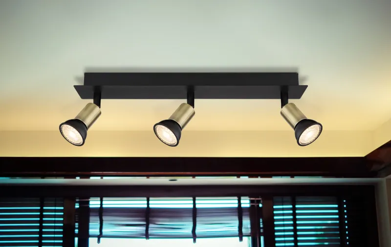 Drew 3 Gull spotlight Fra Globo Lighting - Drew &auml;r en stilren takspotlight som imponerar med sin design i mattsvart och guld.