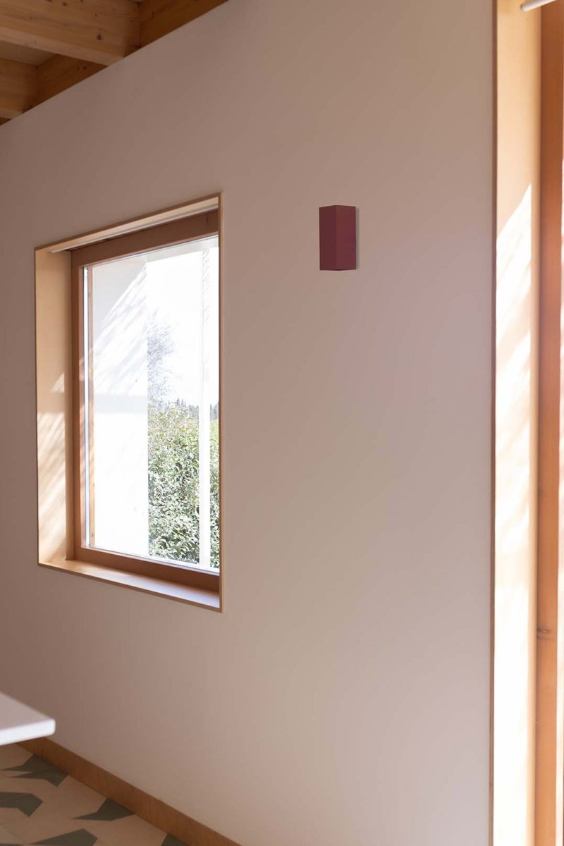 Lune 15cm Terrakotta riflet vegglampe Fra Faro Barcelona - Lune er en firkantet vegglampe med riflet terrakottafinish, perfekt for ganger og passasjer.