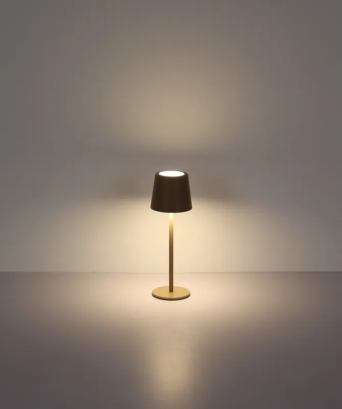 Vancouver 28cm Sand bærbar Fra Globo Lighting - Laget av matt sandfarget metall med en opal plastskjerm, gir den et stilig og sofistikert inntrykk.