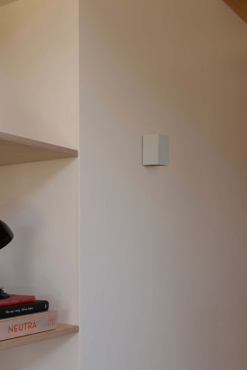 Lune 10cm Hvit vegglampe Fra Faro Barcelona - Lune er en firkantet vegglampe med en matt hvit overflate som passer perfekt i ganger, korridorer og andre passasjer.