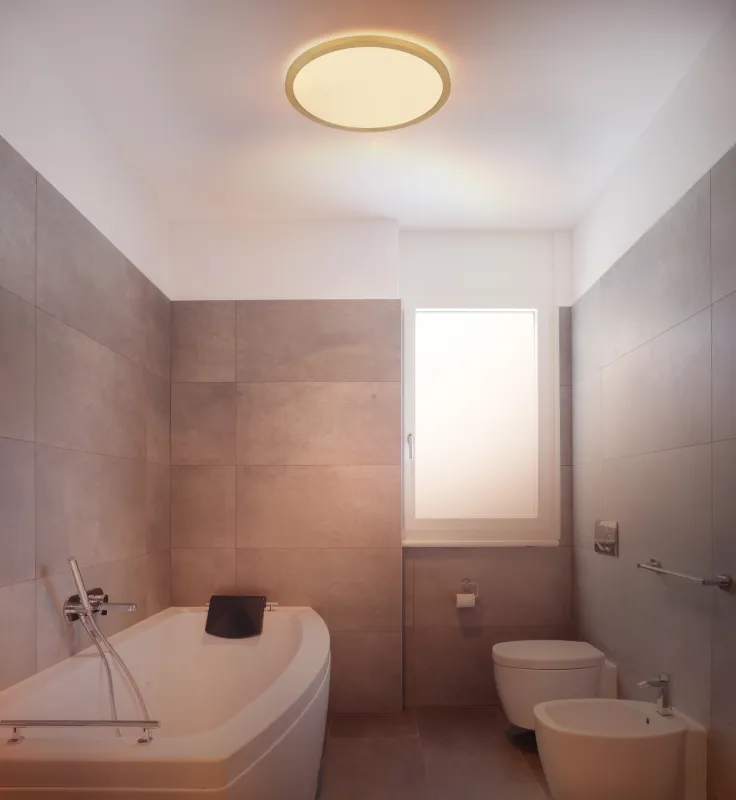 Sapana Ø30 Messing baderomslampe Fra Globo Lighting - Lampan &auml;r tillverkad av matt m&auml;ssingsf&auml;rgad och vit plast, vilket ger ett mjukt och bl&auml;ndfritt ljus.