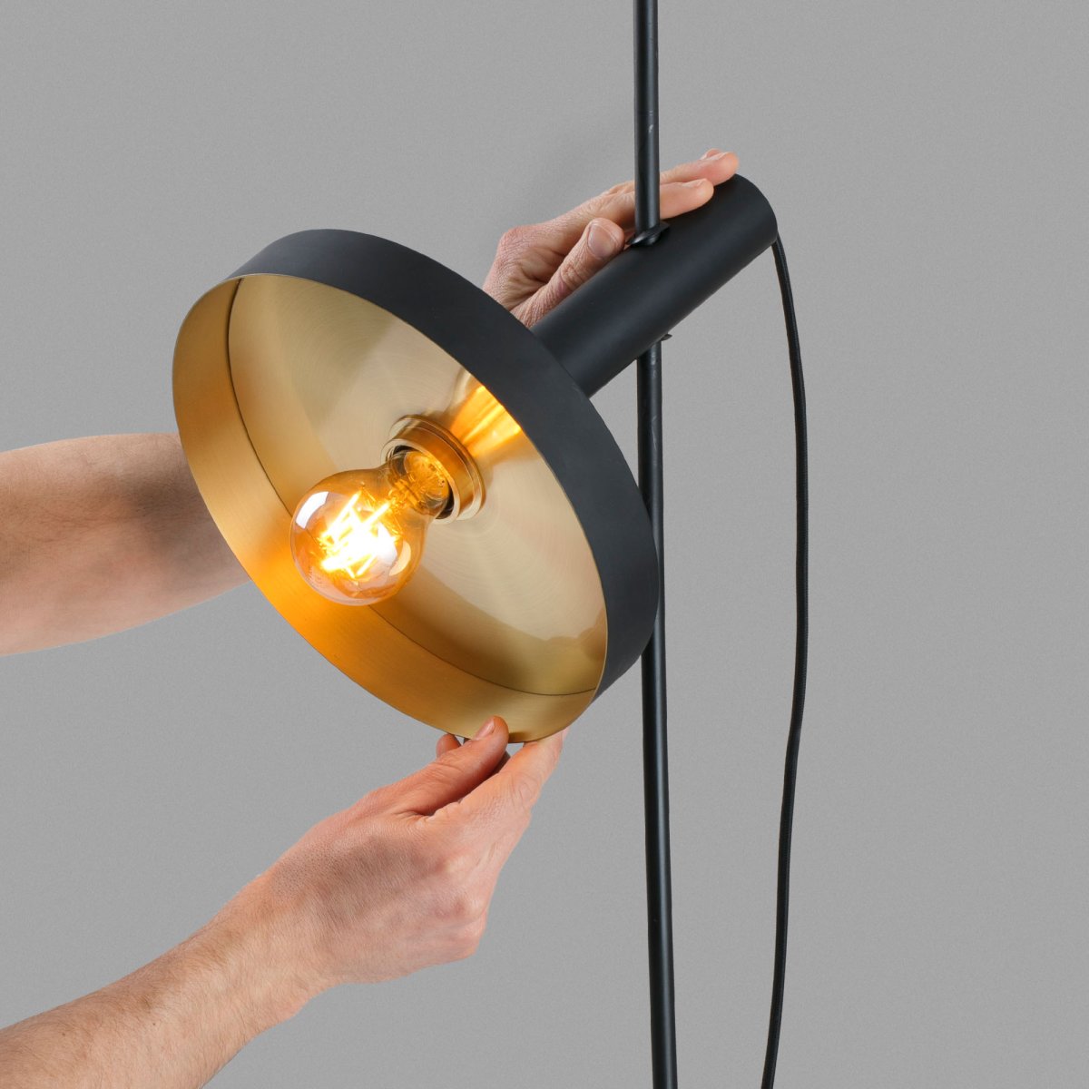 Whizz 120cm Svart Taklampe Fra Faro Barcelona - Whizz er ideell &aring; kombinere med en dekorativ gl&oslash;delampe for &aring; fremheve uttrykket og skape stemningsfull belysning med fokus p&aring; design.
