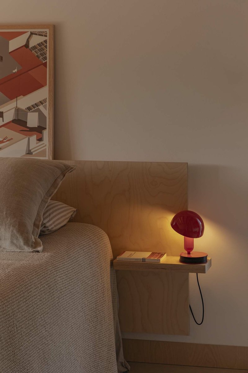 Bela 24cm RØD skrivebordslampe Fra Faro Barcelona - Takket v&aelig;re den smarte klemmefunksjonen kan den enkelt festes til hodegavler, hyller eller skrivebord &ndash; perfekt for b&aring;de arbeid og avslapning.