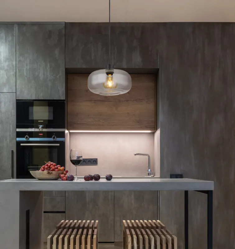 Giuseppe Ø28 Røykfarget Taklampe Fra Globo Lighting - Lampan &auml;r tillverkad av svart metall och har en vackert formad r&ouml;kf&auml;rgad glassk&auml;rm.