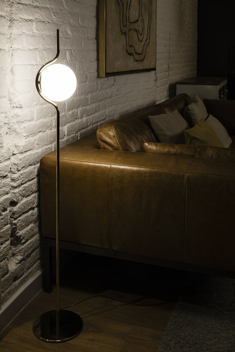Le Vita Gull gulvlampe Fra Faro Barcelona - Le Vita er en designserie fra Nahtrang som kjennetegnes av sin elegante enkelhet.
