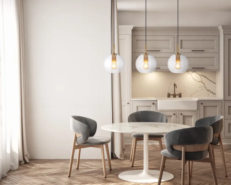Adara 140cm Gull Taklampe Fra Globo Lighting - De tre glasgloberna h&auml;nger i justerbara rep och kan anpassas i h&ouml;jd upp till 1,2 meter, vilket ger flexibilitet i belysningen.