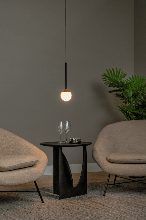 Calina Ø10 Svart Taklampe Fra Lucide - Den høye og lave designen gjør den enkel å tilpasse til ulike rom og behov.