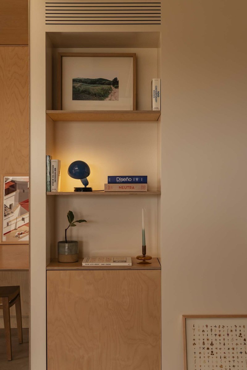 Bela 24cm Blå skrivebordslampe Fra Faro Barcelona - Takket v&aelig;re den smarte klemmefunksjonen kan den enkelt festes til hodegavler, hyller eller skrivebord &ndash; perfekt for b&aring;de arbeid og avslapning.