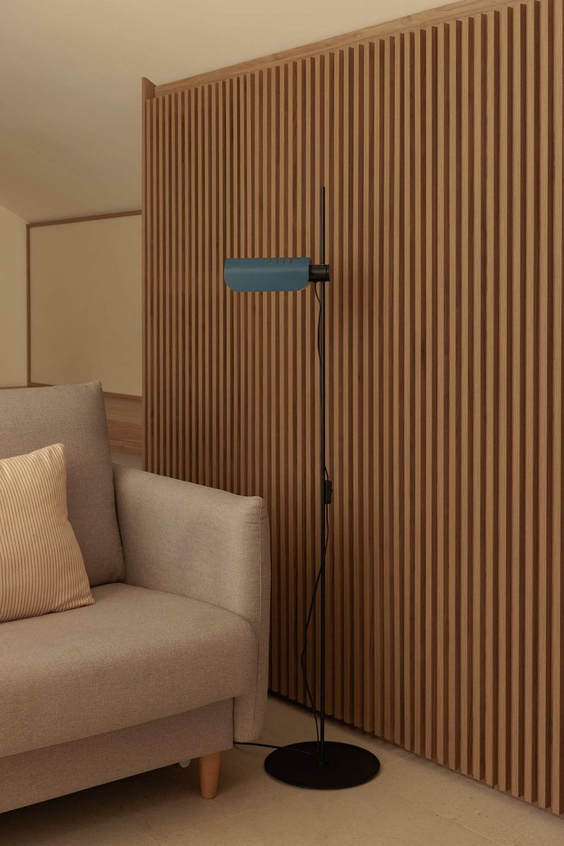 Martinica Blå gulvlampe Fra Faro Barcelona - Med en E27-sokkel og robust konstruksjon er Martinica b&aring;de stilig og praktisk &ndash; et perfekt valg for de som &oslash;nsker &aring; kombinere karakter, kvalitet og kreativ belysning.