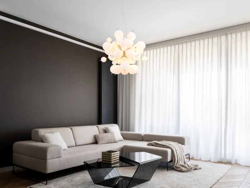Udo Ø55 Hvit Taklampe Fra Globo Lighting - Dess unika design imponerar med en rund form d&auml;r eleganta metallst&auml;nger sammanl&auml;nkas med dekorativa kulor i olika storlekar.