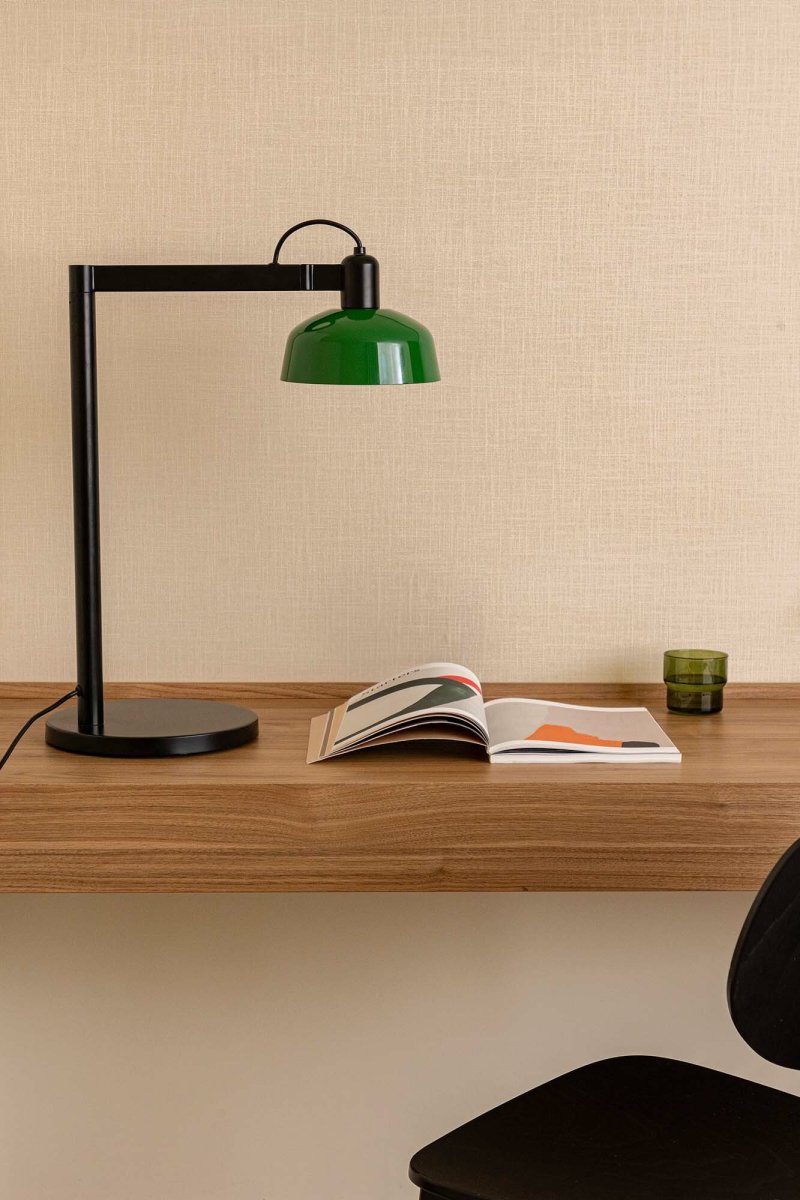 Tatawin 58cm Grønn skrivebordslampe Fra Faro Barcelona - Tatawin er en bordlampe med svart struktur og en gr&oslash;nn metallskjerm som gir et rettet, fokusert lys.