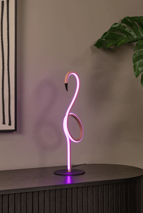 Flamingo 50cm Rosa bordlampe Fra Lucide - Denne moderne bordlampen kombinerer stil og funksjonalitet med en integrert dimbar LED-lyskilde og RGB-fargebelysning.