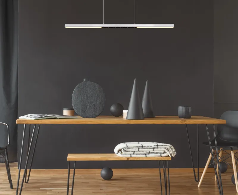 Cody 120cm Stål Taklampe Fra Globo Lighting - Lampan &auml;r tillverkad av borstat aluminium som ger ett elegant och tidl&ouml;st uttryck som smidigt sm&auml;lter in i olika inredningsstilar, perfekt f&ouml;r stora matbord eller k&ouml;ks&ouml;ar.